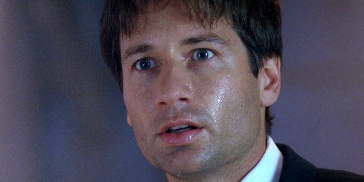 David Duchovny dans le rôle de Fox Mulder dans The X-Files a l'air étonné et un peu débraillé