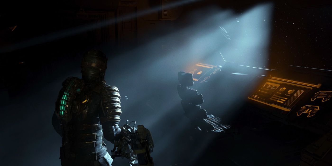 O personagem principal de Dead Space Remake, Isaac Clark, é visto em pé na frente de um terminal enquanto uma luz semelhante à luz da lua ilumina a fumaça e a névoa na sala e reflete na armadura de Isaac.-1