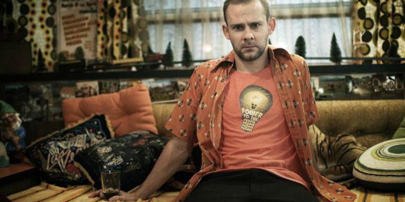 Dominic Monaghan as Chris Bradley sitting on a couch in X-Men: Wolverine