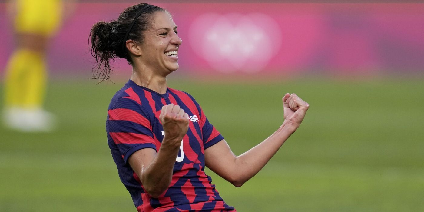 Carli Lloyd no campo de futebol