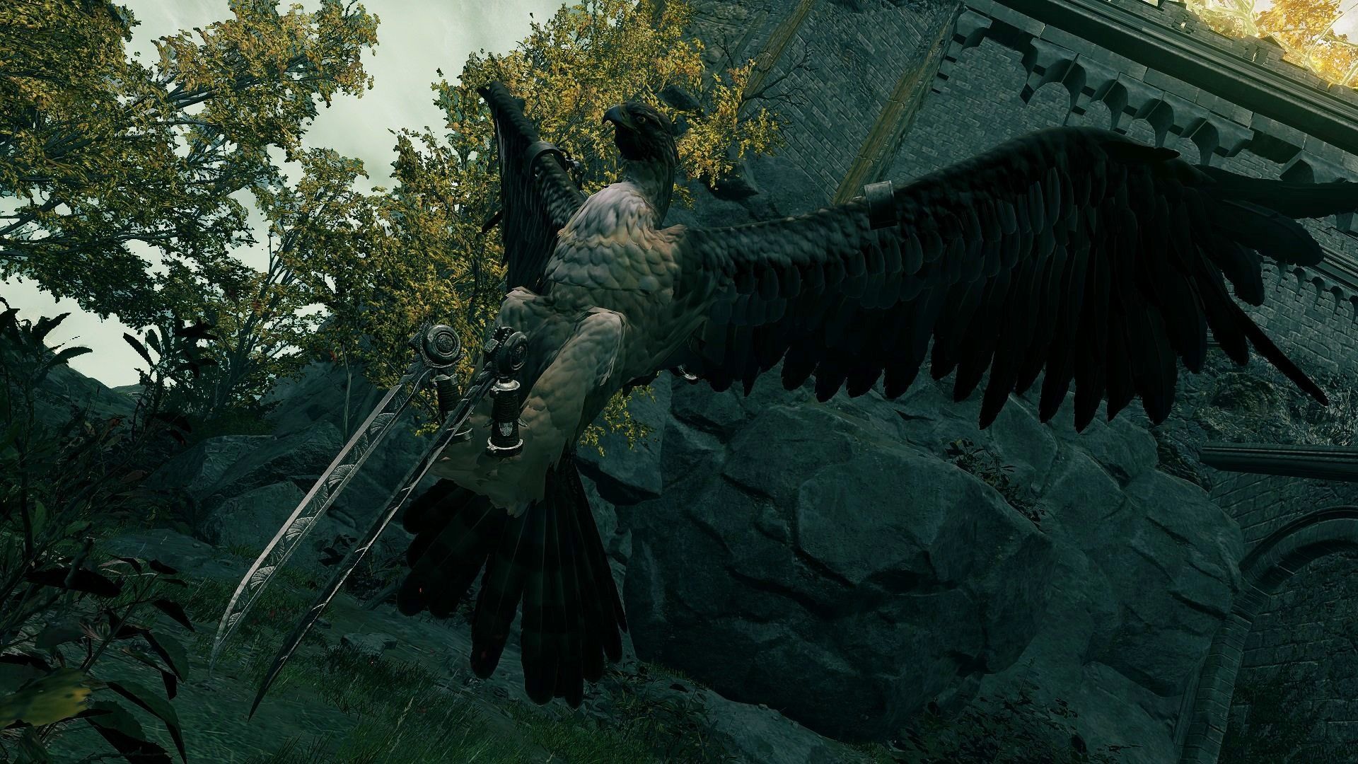 O Warhawk de Elden Ring voando no ar, é um grande pássaro com espadas no lugar dos pés.