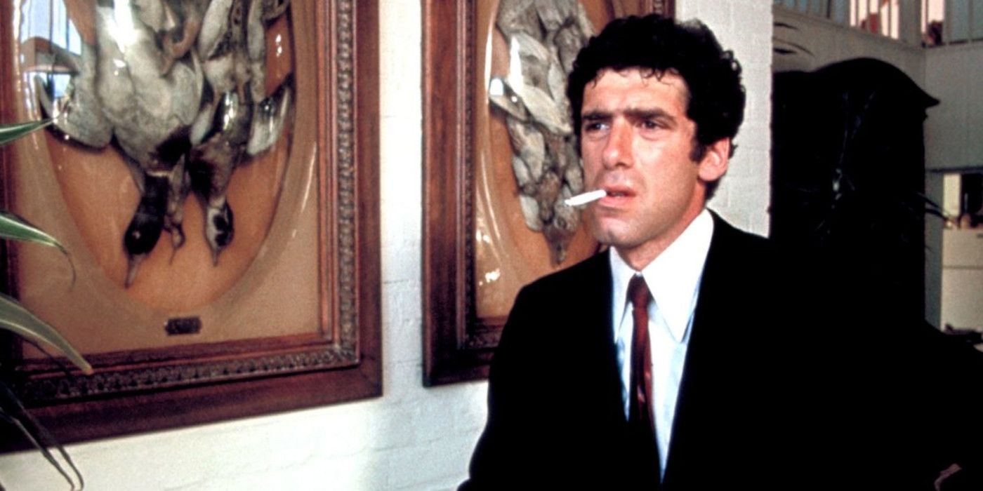 Elliott Gould em The Long Goodbye caminha por um corredor cheio de fotos em um terno e preso com um cigarro pendurado nos lábios