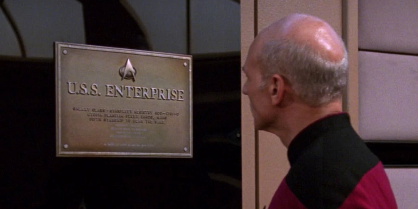Picard regarde une plaque de Star Trek The Next Generation 