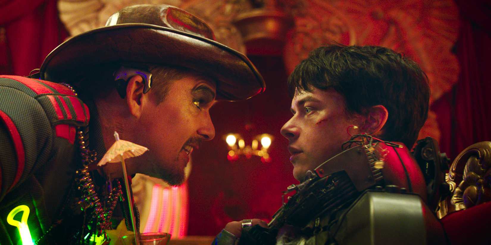 Ethan Hawke as Jolly the Pimp talking to Valerian in Valerian and the City of a Thousand Planets