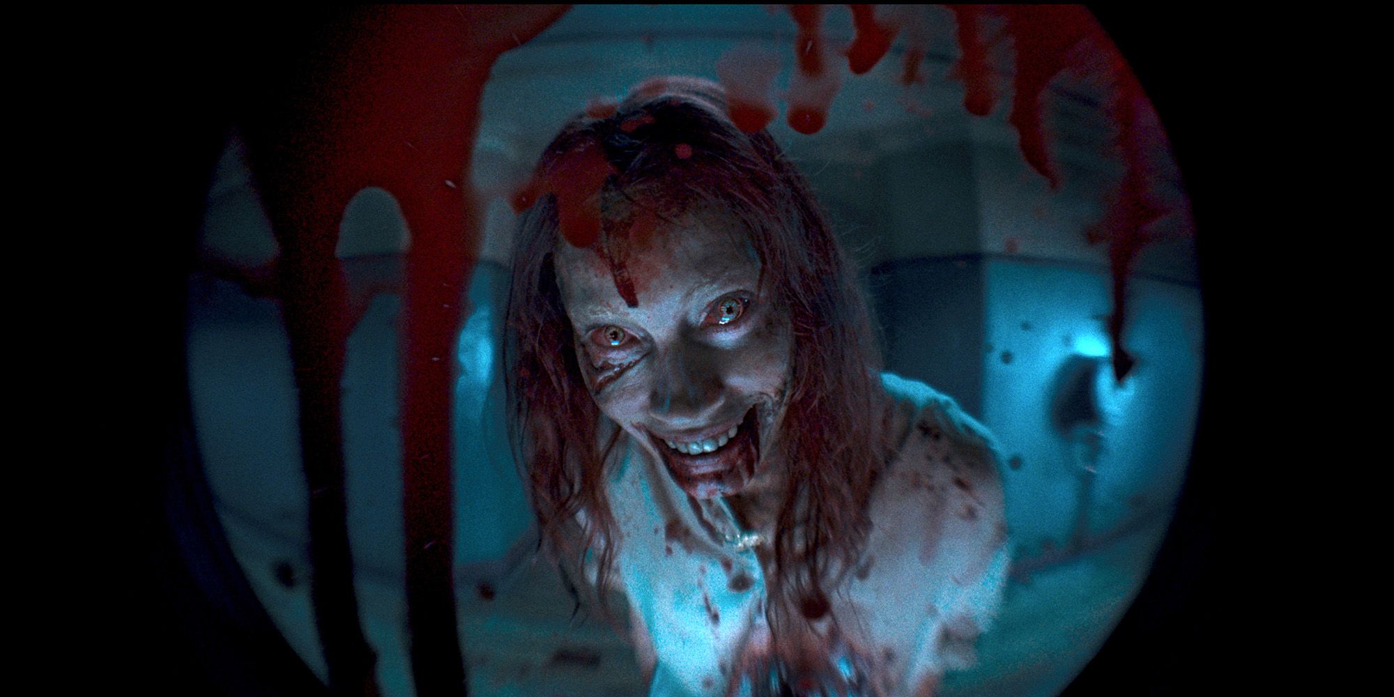 Evil Dead Rise Deadite ALYSSA SUTHERLAND como Ellie