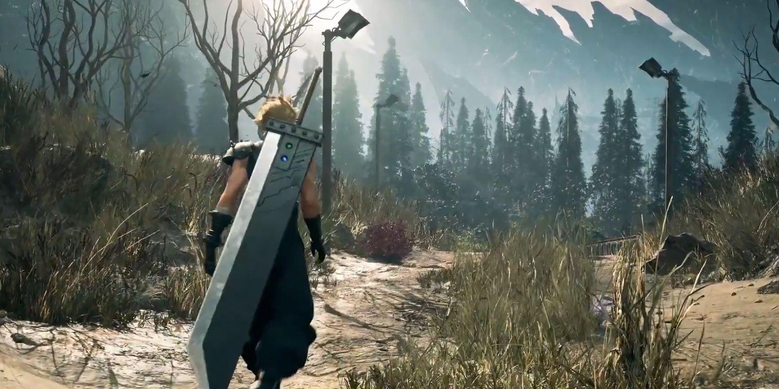 Cloud Strife se afastando da câmera em direção a uma floresta com a Buster Sword nas costas em um trailer de Final Fantasy 7 Rebirth.