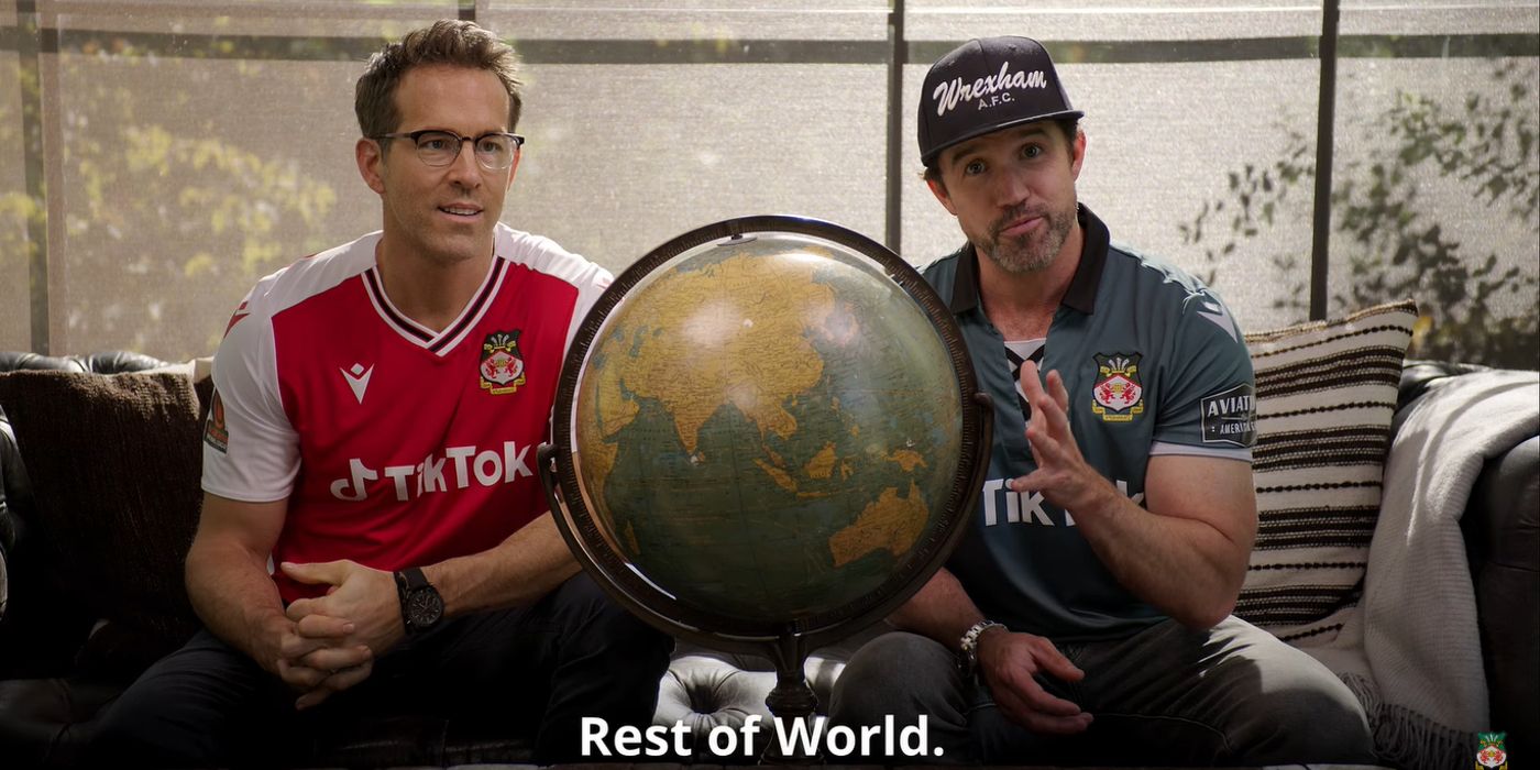 FIFA 23 Ryan Reynolds and Rob Mcelhenney sat on a sofa