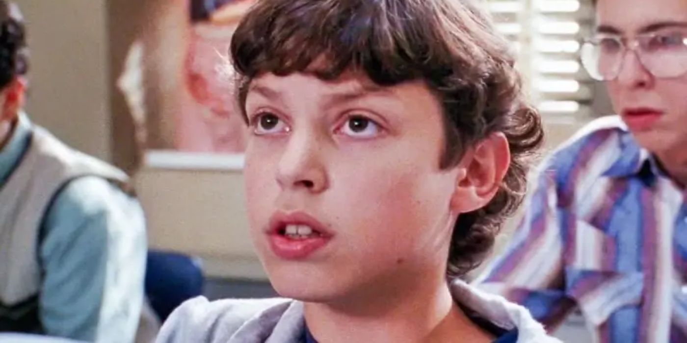 Sam Weir sentado na sala de aula parecendo sério em Freaks and Geeks