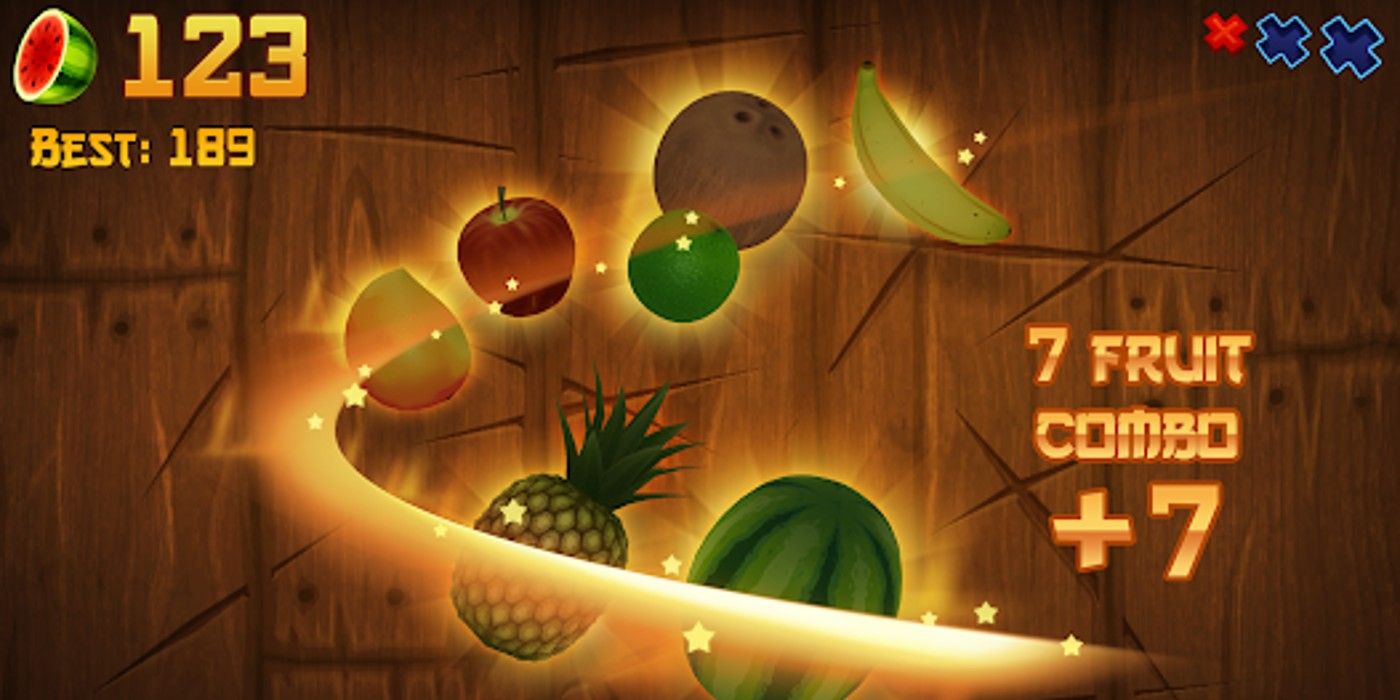 Uma imagem da jogabilidade de Fruit Ninja mostrando uma espada cortando a comida. 