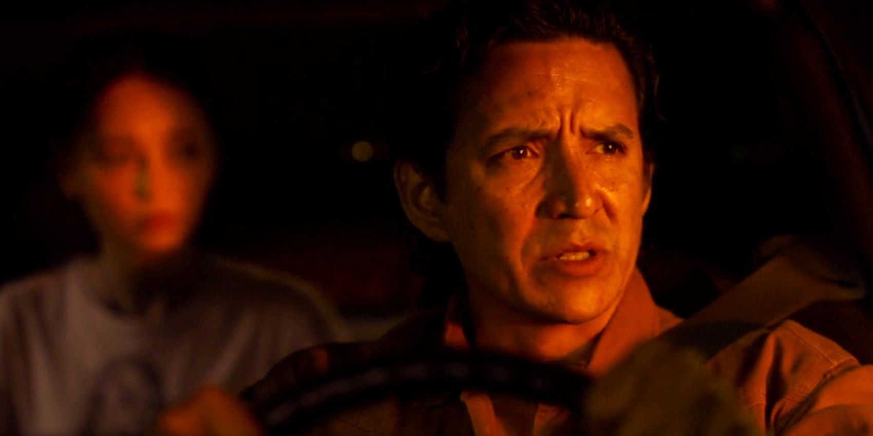 Gabriel Luna dans le rôle de Tommy au volant du camion dans l'épisode 1 de The Last of Us