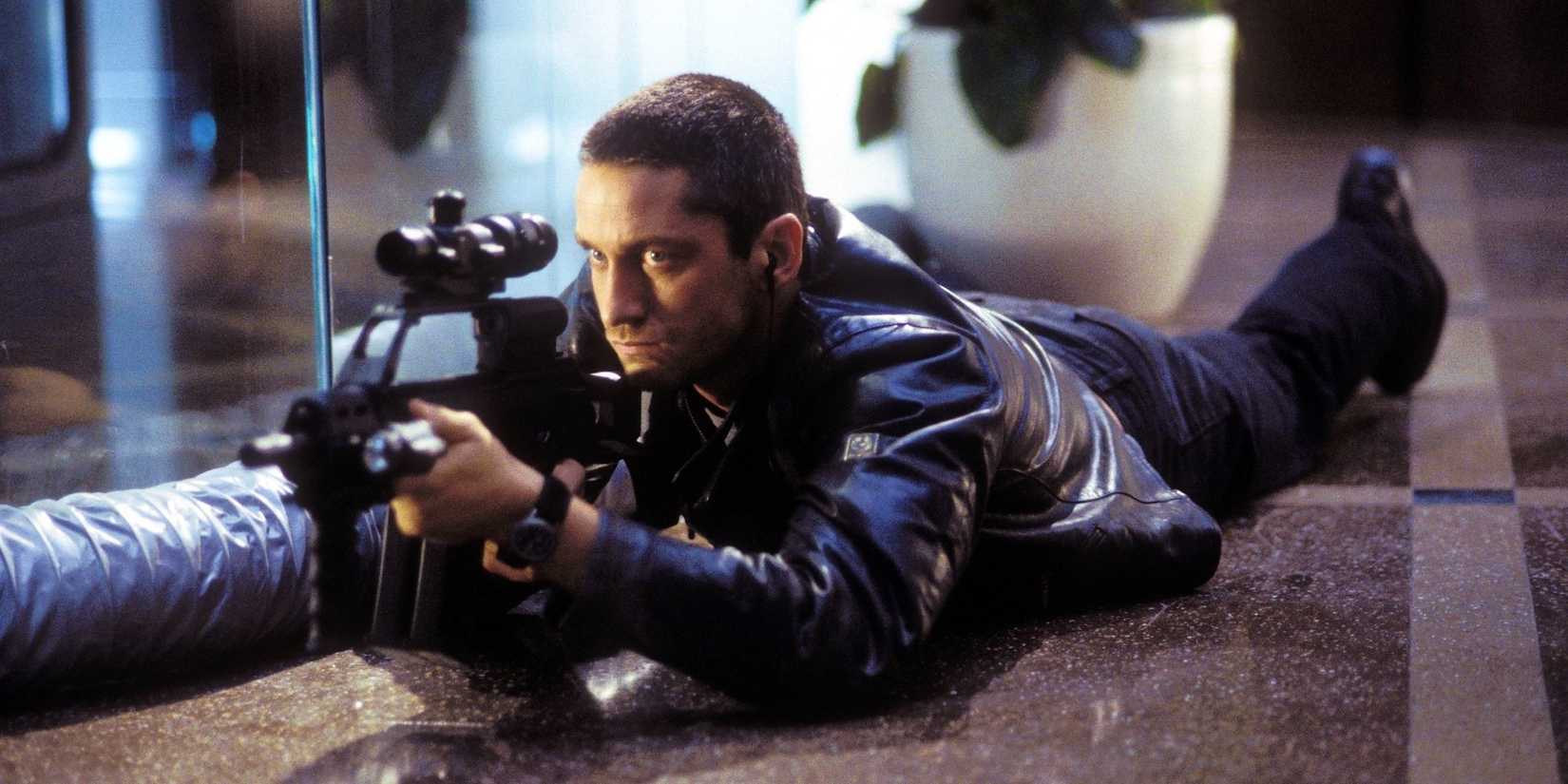 gerard butler pointing a rifle as terry in lara croft tomb raider the cradle of life