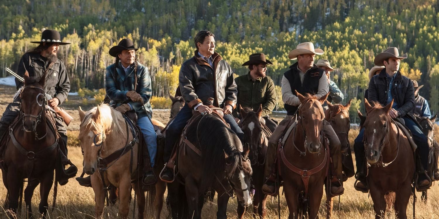 Gil Birmingham Kevin Costner Cole Hauser et Wes-Bentley à cheval à Yellowstone