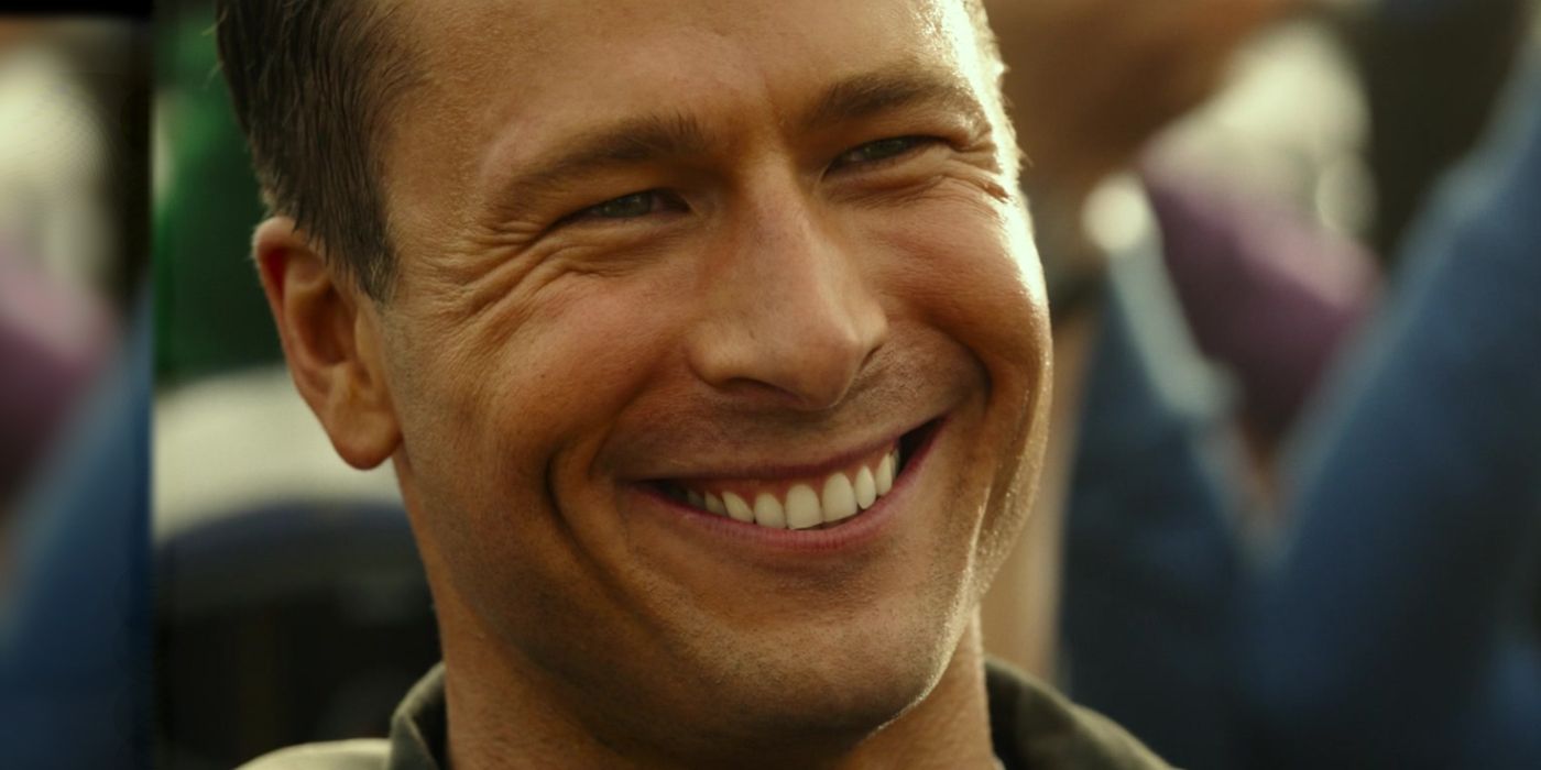 Glen Powell smiling as Hangman in Top Gun Maverick