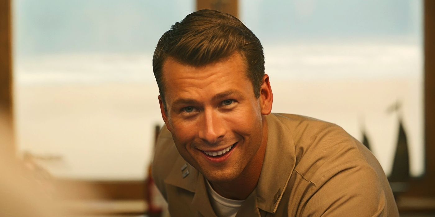 Glen Powell smiling in Top Gun: Maverick.