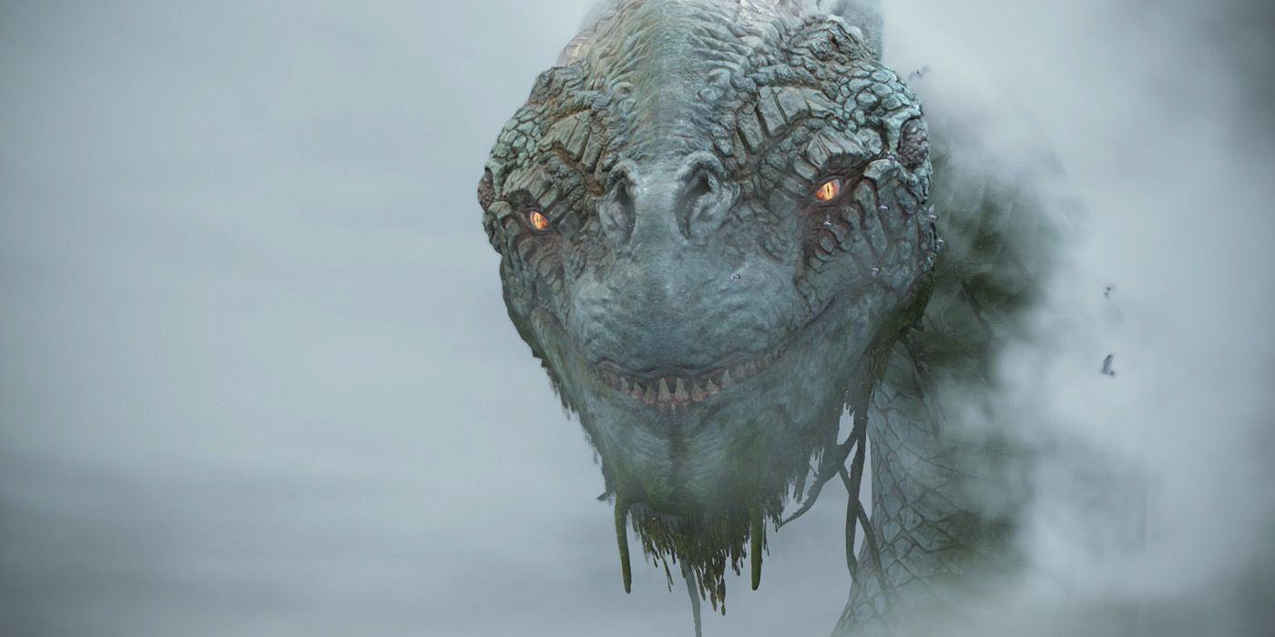 Uma captura de tela da enorme Serpente do Mundo de God of War (2018), espreitando da névoa.