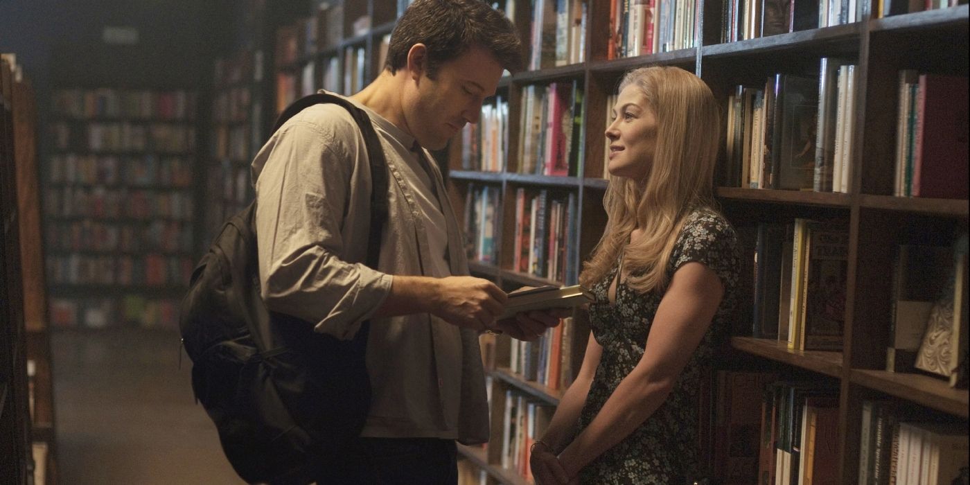 Nick (Ben Affleck) y Amy (Rosamund Pike) de pie en una librería en Gone Girl