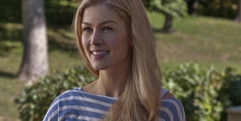 Amy (Rosamund Pike) standing outside and smiling in Gone Girl