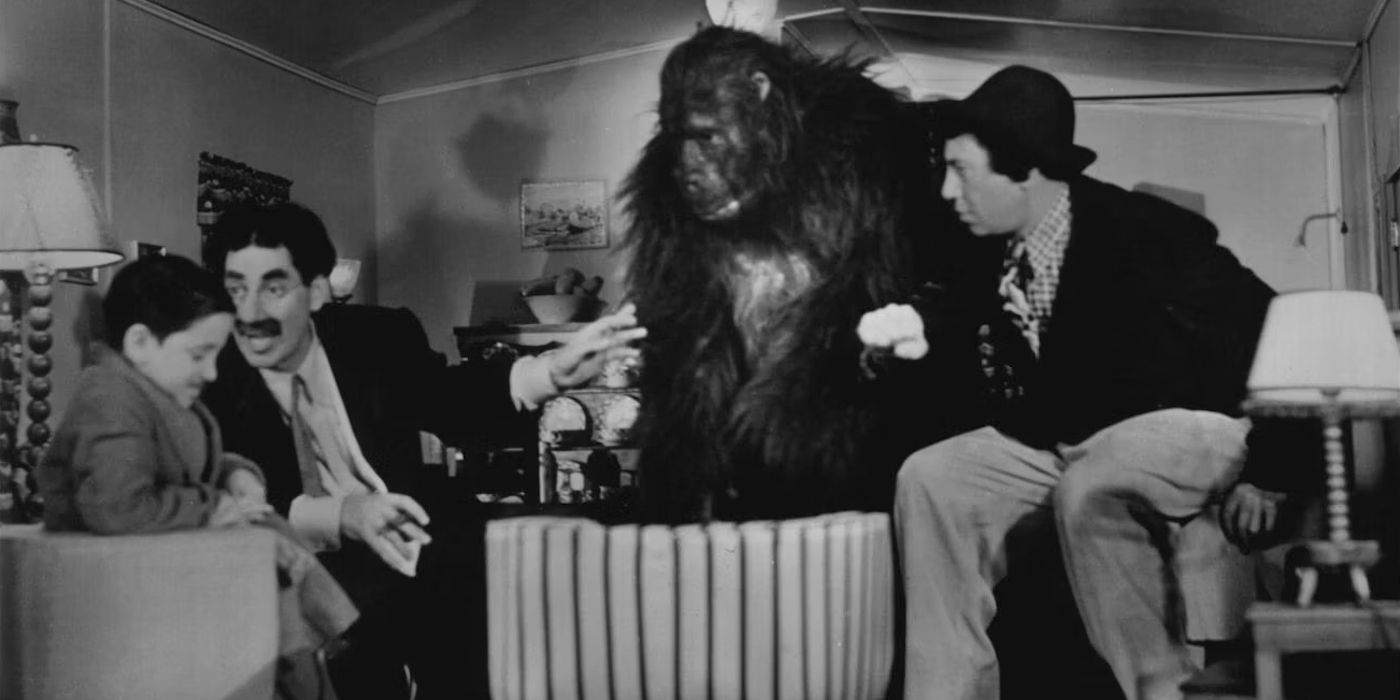 Groucho e Chico Marx gritando com uma criança enquanto um gorila observa o circo