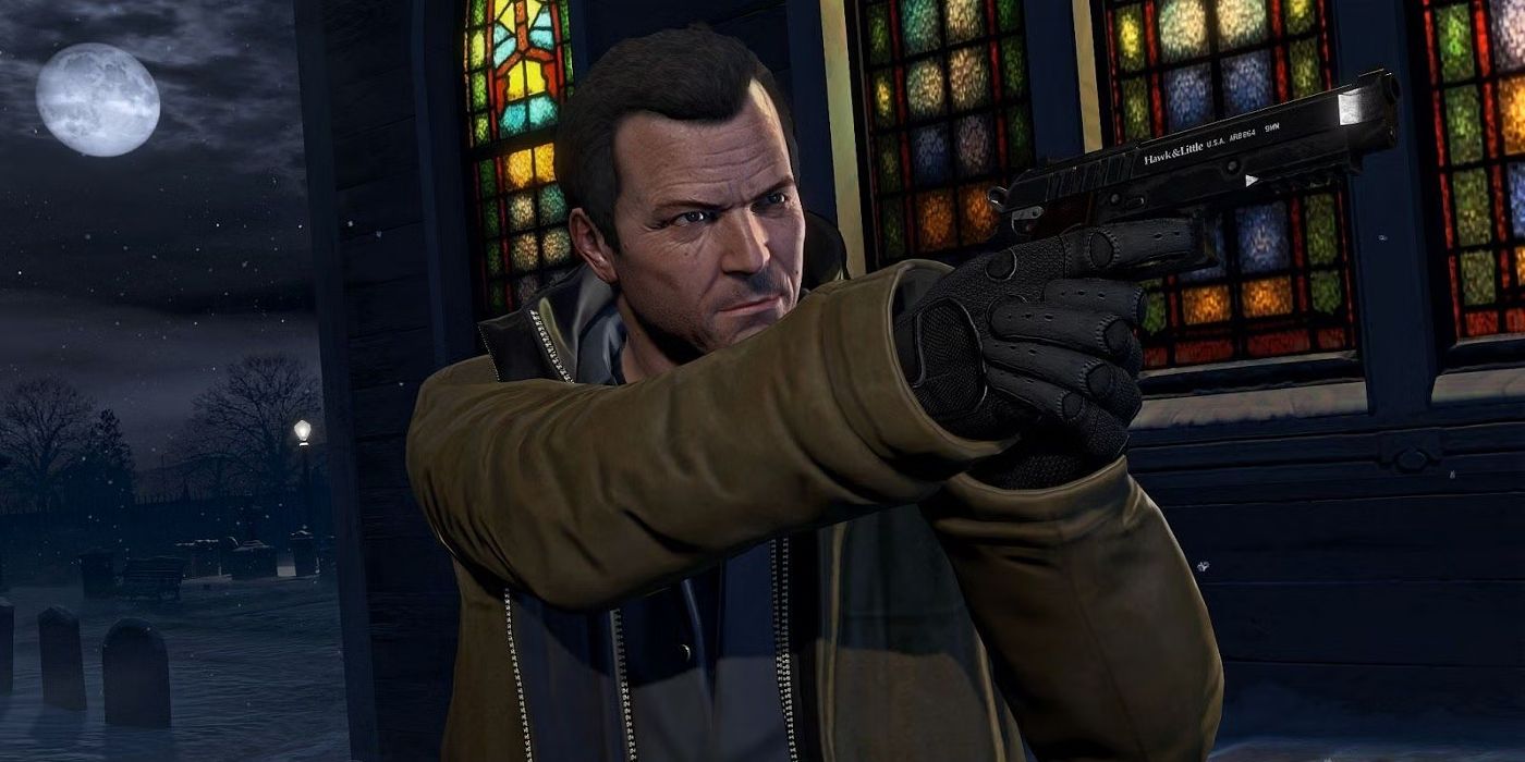 Michael aponta uma arma à noite em GTA V