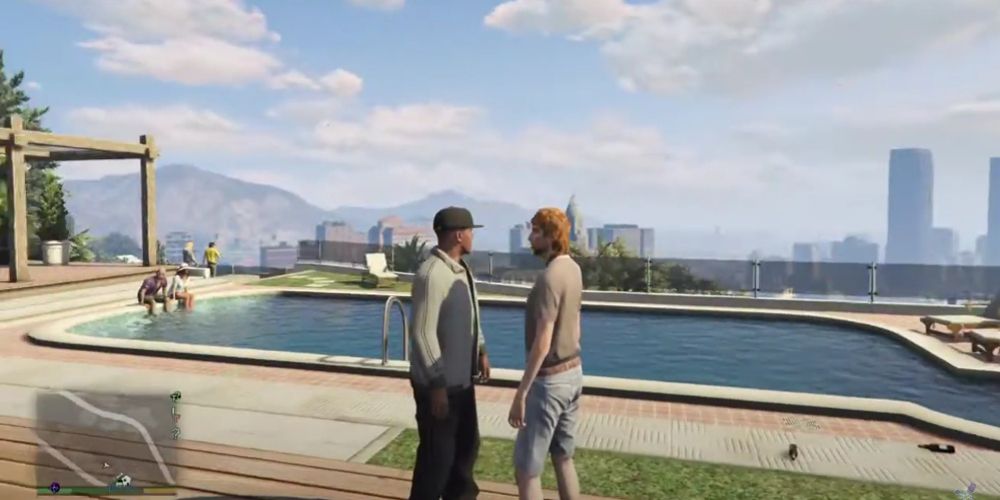 Franklin conversa com um homem à beira da piscina em GTA V