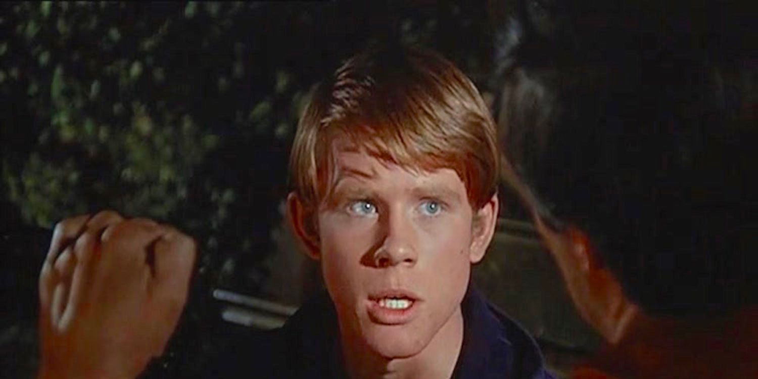 Hawkeye and a young soldier in the Sometimes You Hear the Bullet episode of MASH