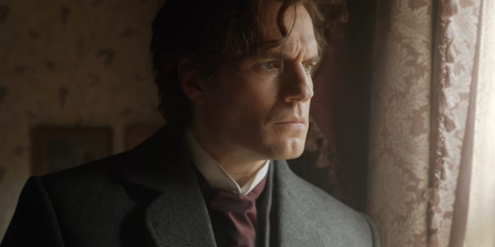 Henry Cavill como Sherlock Holmes em Enola Holmes 2