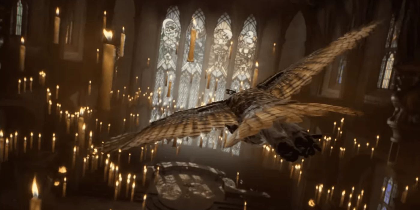 Coruja do legado de Hogwarts voando em meio a velas flutuantes acima do Salão Principal.