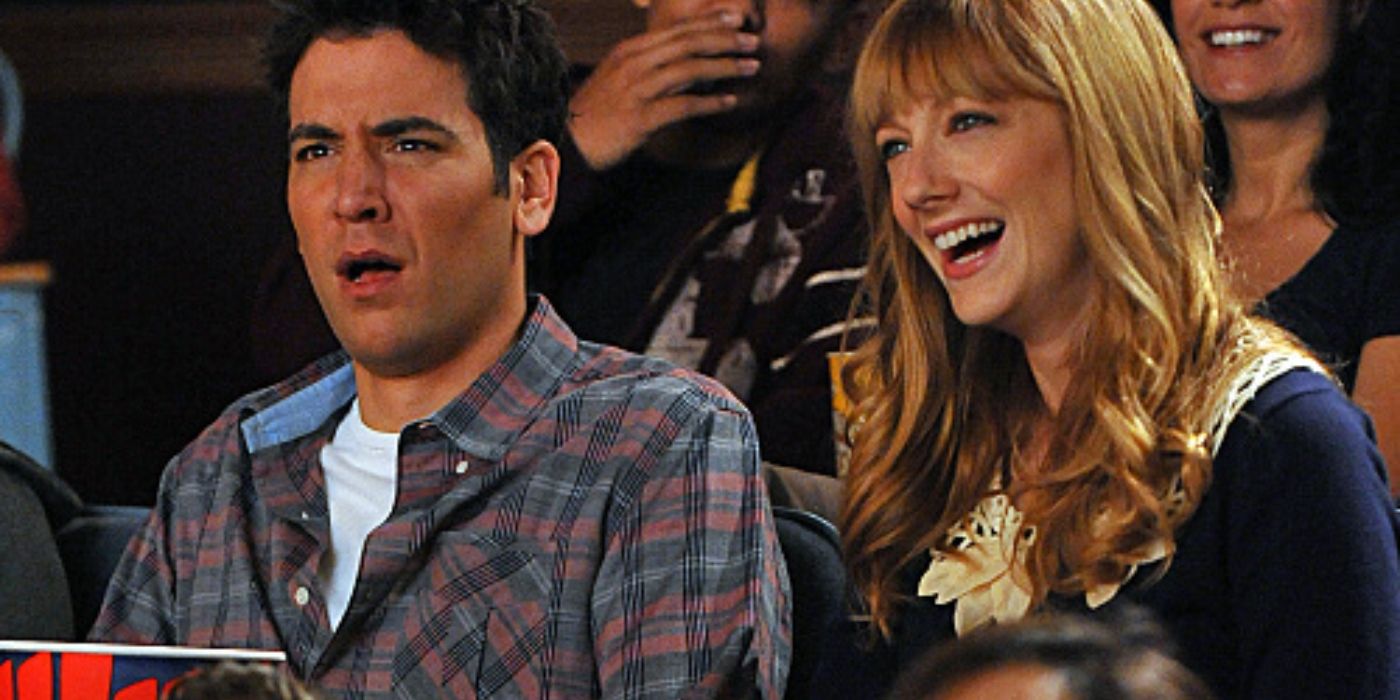 Ted e Royce parecendo chocados enquanto assistem a um filme sobre How I Met Your Mother