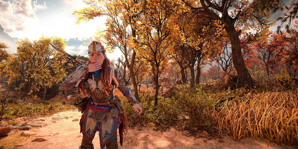 Aloy assobia para uma montagem em Horizon Forbidden West