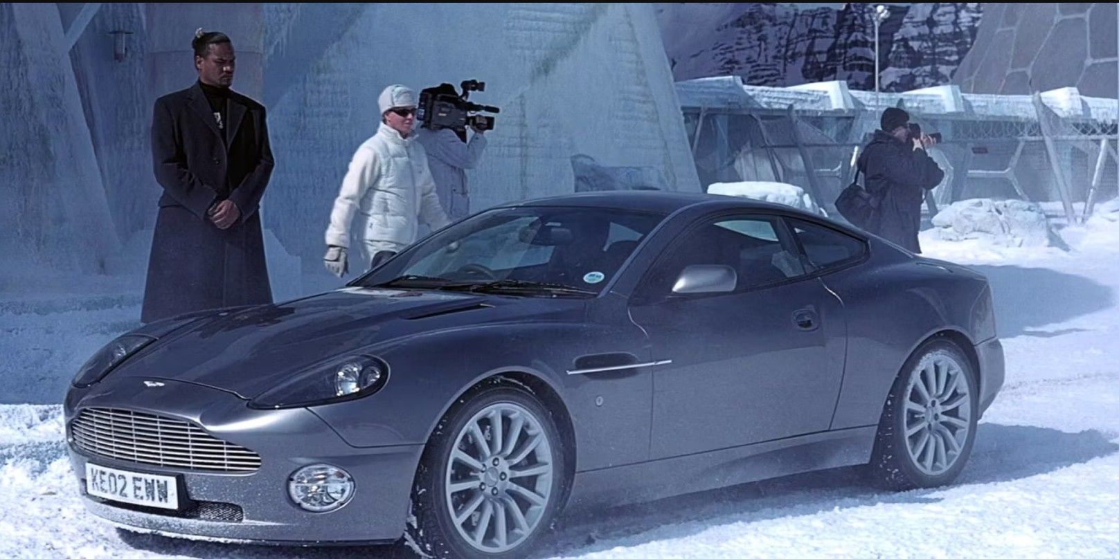 James Bond morre outro dia Aston Martin V12 Vanquish