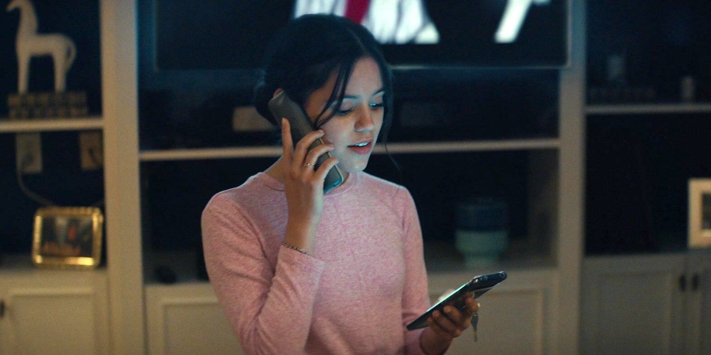 Jenna Ortega on the Phone in the Opening Scene of Scream 2022