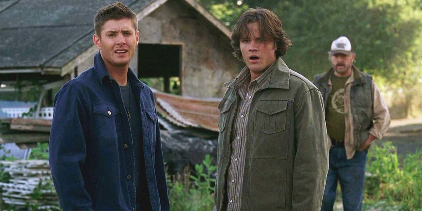 Jensen Ackles and Jared Padalecki in Supernatural in front of barn