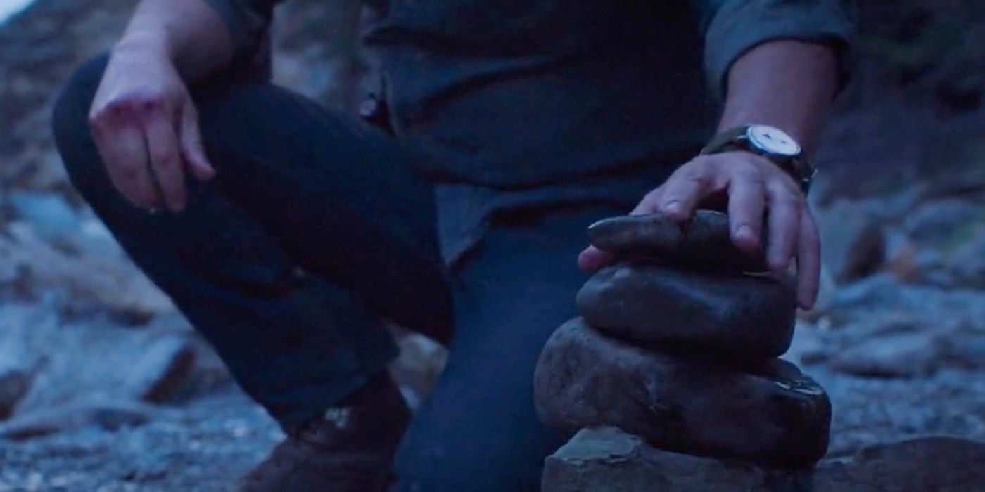 Joel construit un cairn en mémoire de Tess dans Last of Us Episode 3