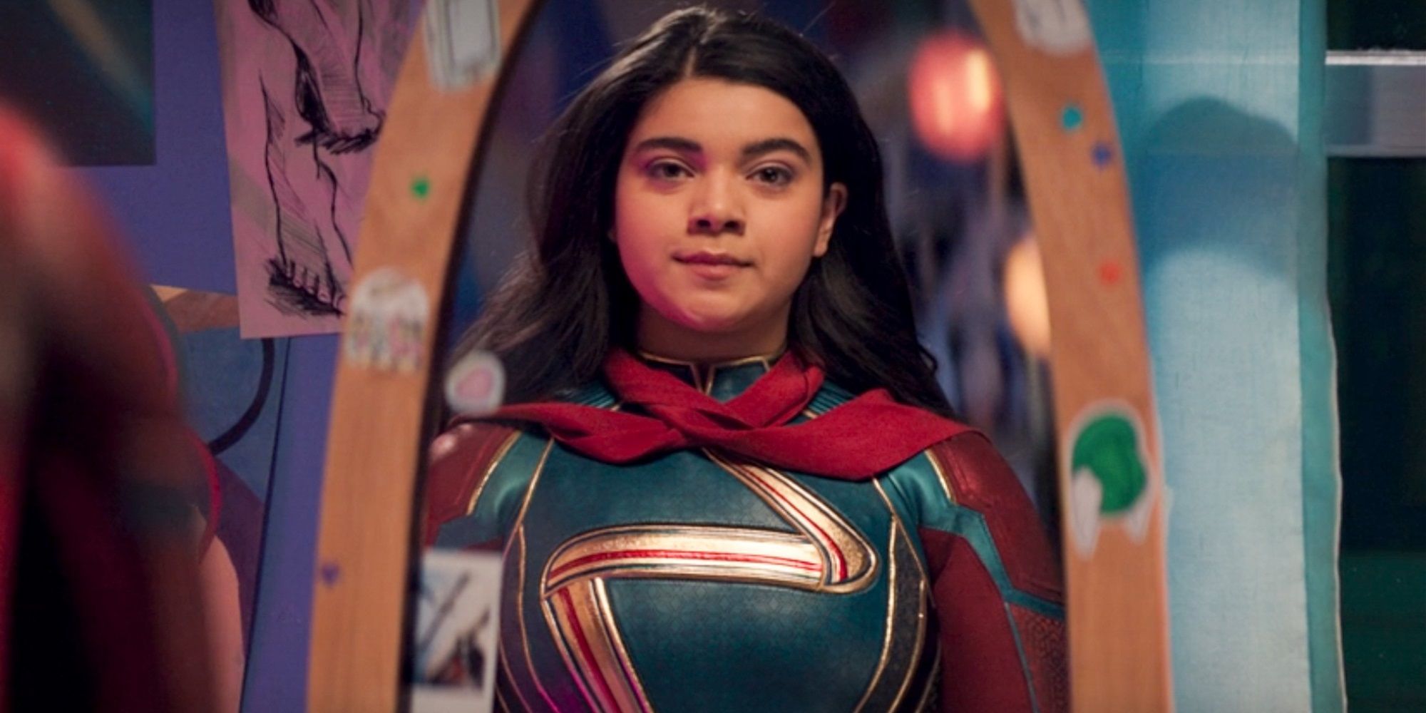 Kamala Khan se olha no espelho, vestindo seu traje de Sra. Marvel, em Disney plus 'Ms.