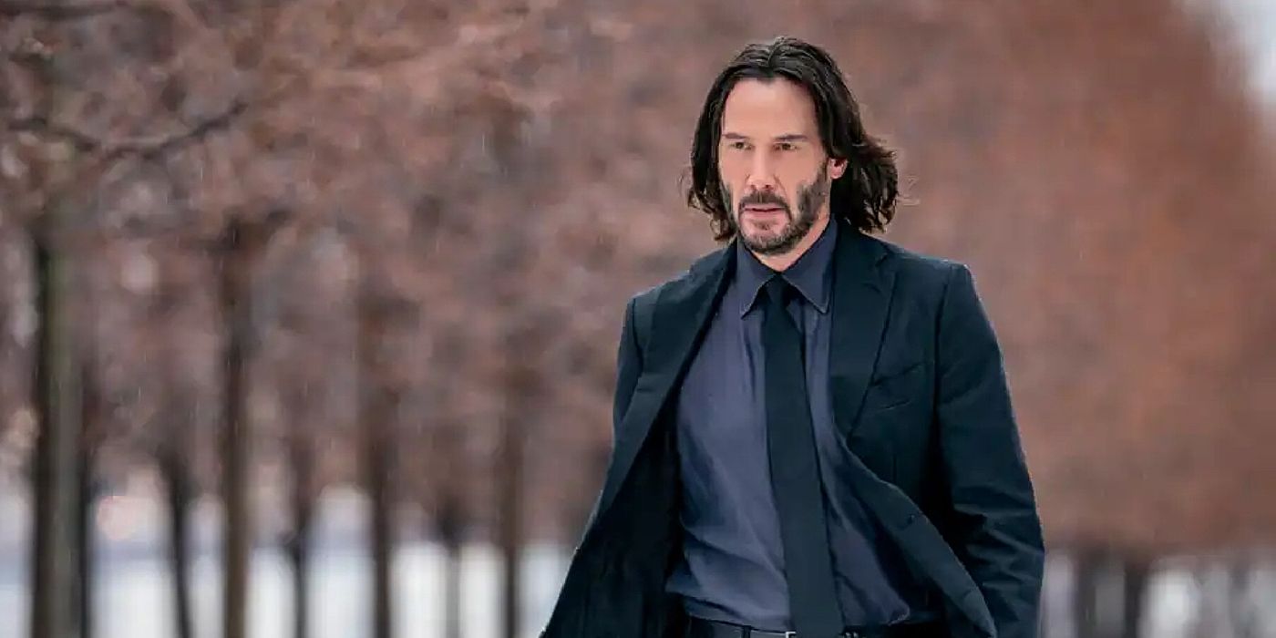 Keanu Reeves caminhando por uma NYC invernal em John Wick: Capítulo 4.
