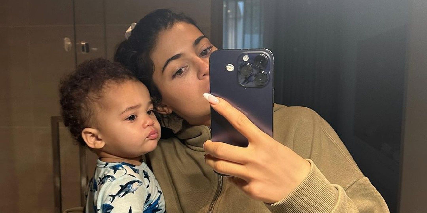 Kylie Jenner Shares First Photos Of Her Sons Face And Reveals The Name Holyvip 