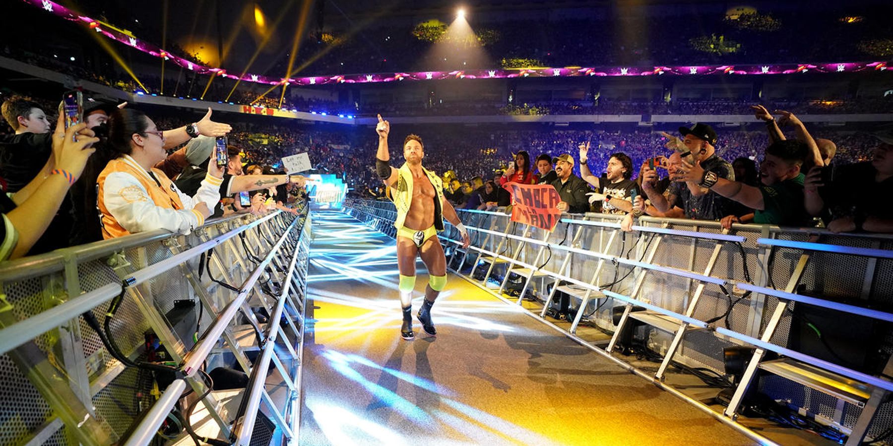 LA Knight faz sua entrada no WWE Royal Rumble 2023, onde perderia para Bray Wyatt.