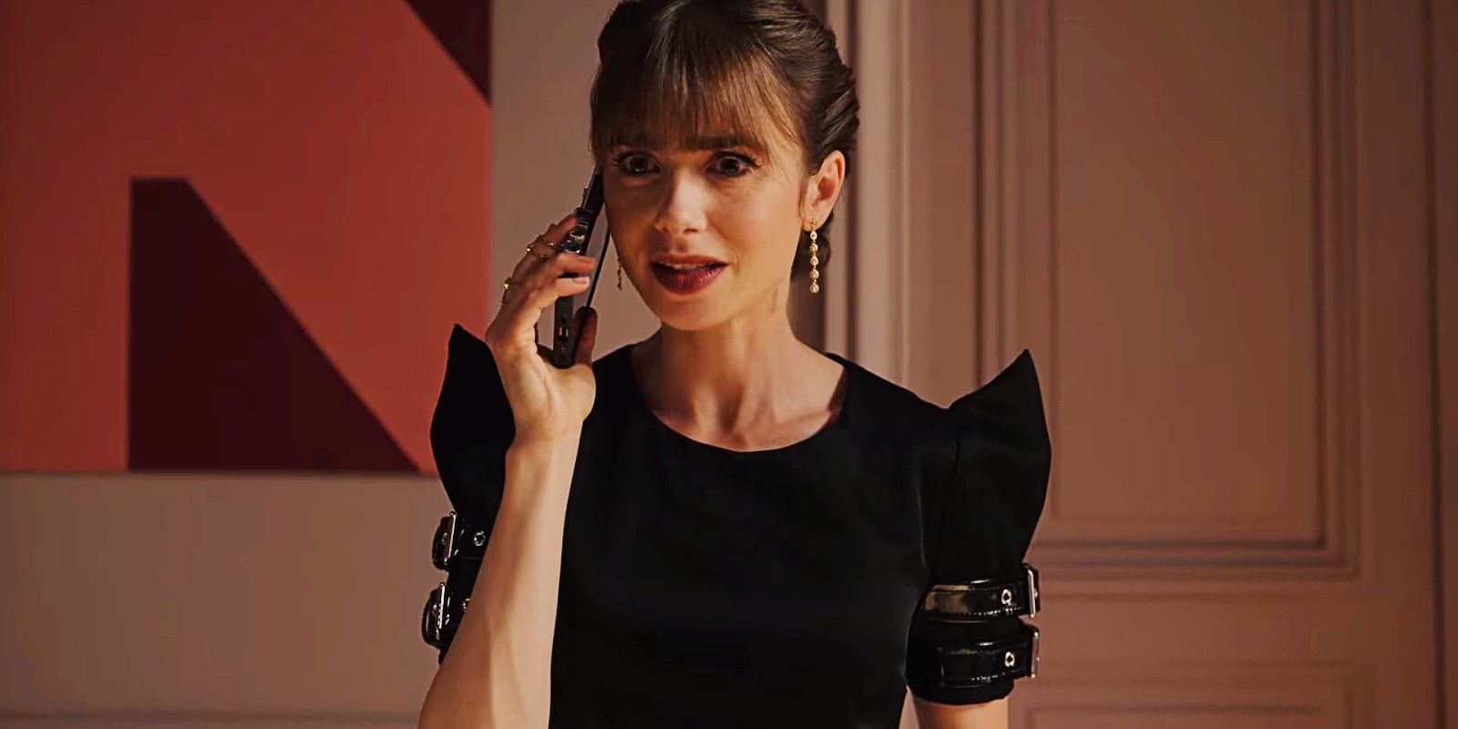 Lily Collins como Emily em Emily in Paris temporada 3 episódio 8