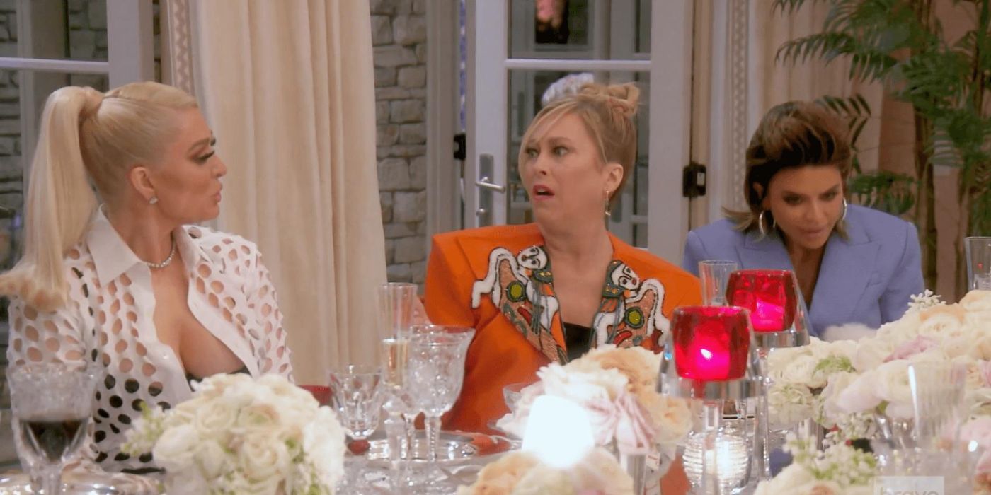 Lisa Rinna em jantar com o elenco em RHOBH