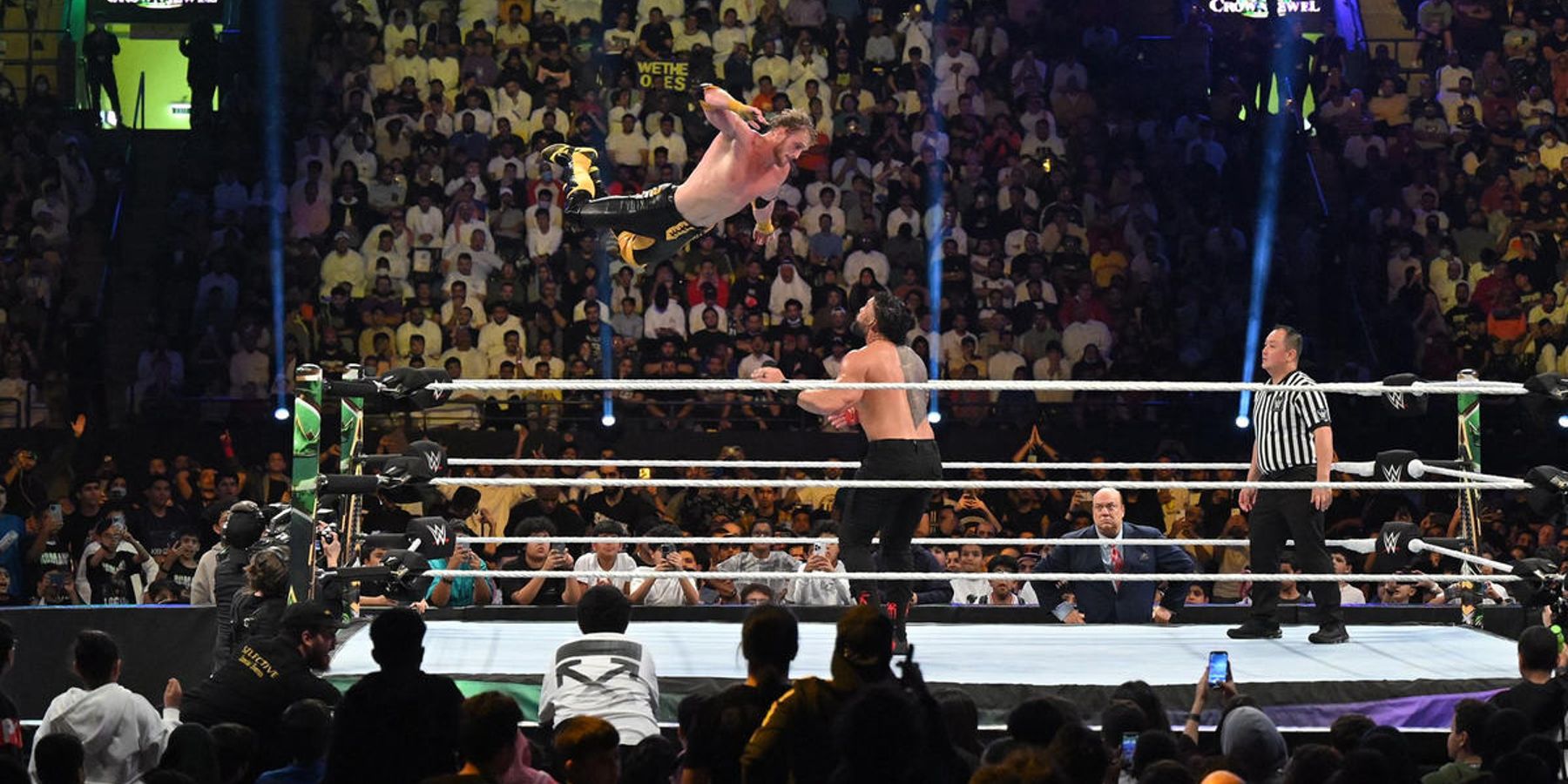 Logan Paul levanta vôo em uma tentativa de acabar com Roman Reigns na WWE Crown Jewel em 2022.