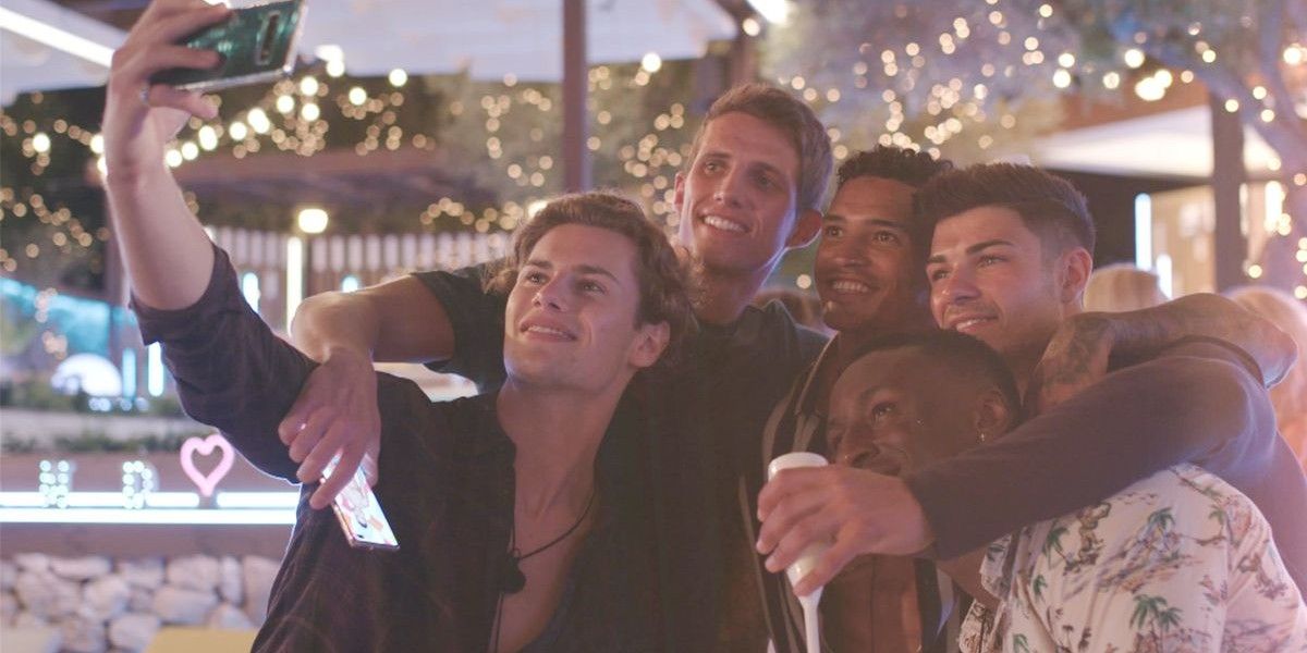 Os participantes do Love Island tiram uma selfie em grupo na villa.