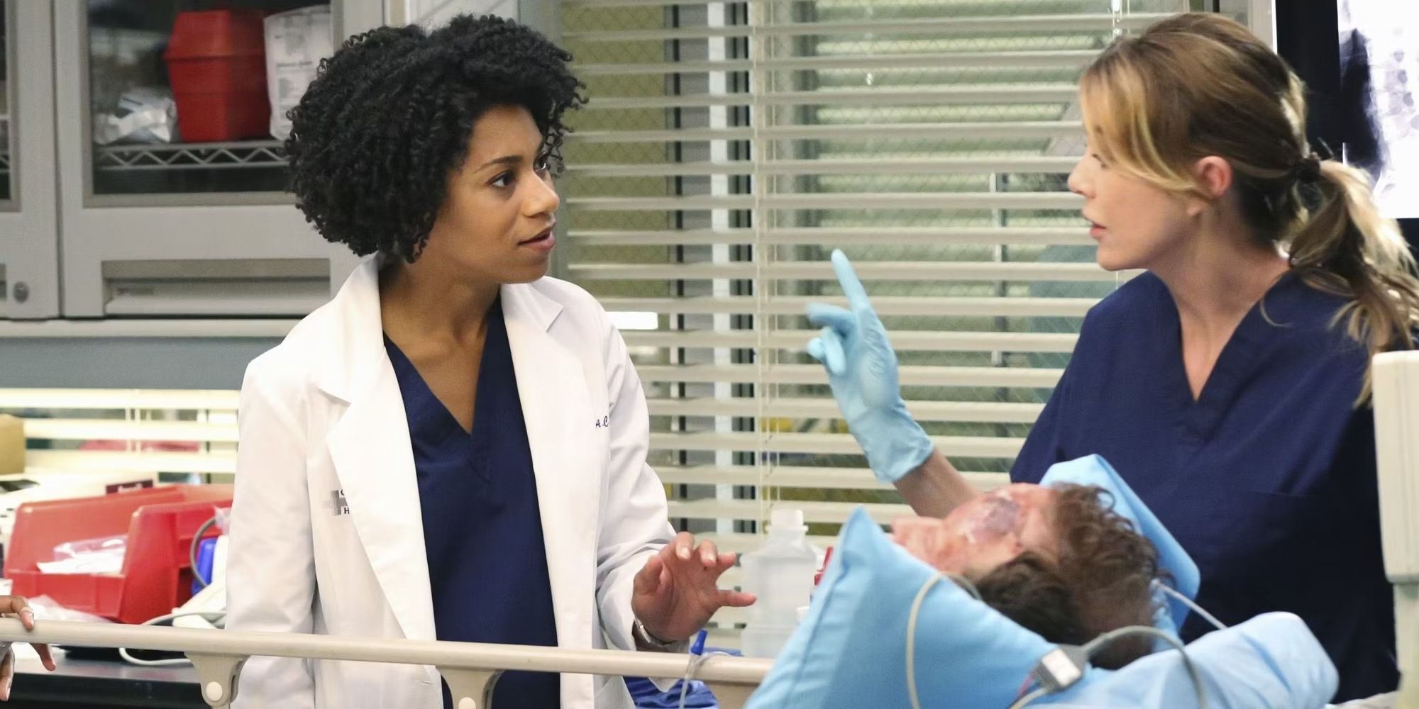 Kelly McCreary como Maggie e Ellen Pompeo como Meredith em Grey's Anatomy.jpg