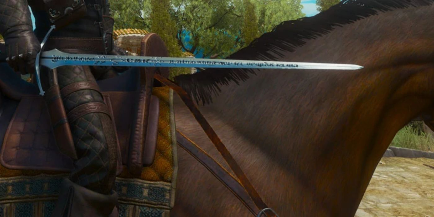 Geralt empunhando a Manticore Silver Sword enquanto cavalgava em Roach.