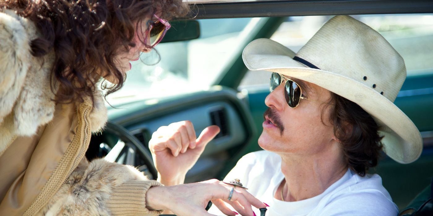 Matthew McConaughey sentado em um carro conversando com Jared Leto no Dallas Buyer's Club