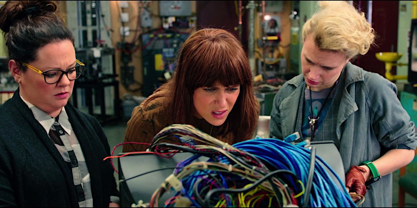 Melissa McCarthy, Kristen Wiig y Kate McKinnon en Ghostbusters 2016 mirando algo en una pantalla de televisión