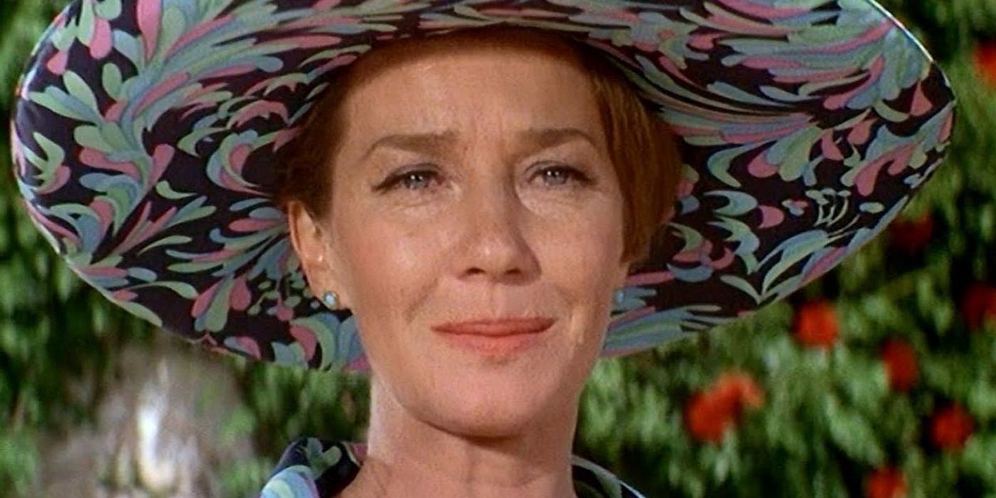 Miss Moneypenny em um chapéu em On Her Majesty's Secret Service.