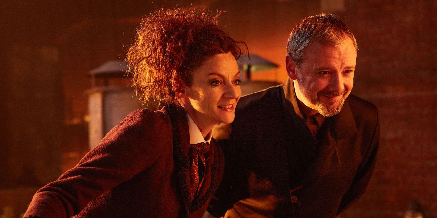 Missy e o Mestre sorrindo em The Doctor Falls