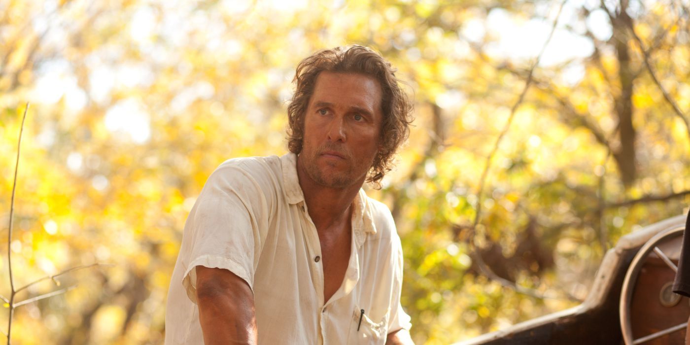 Matthew McConaughey parece preocupado na lama