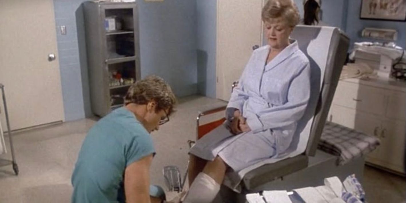 Jessica Fletcher hacing her leg cast examined by a doctor in the Murder, She Wrote episode "Armed Response"