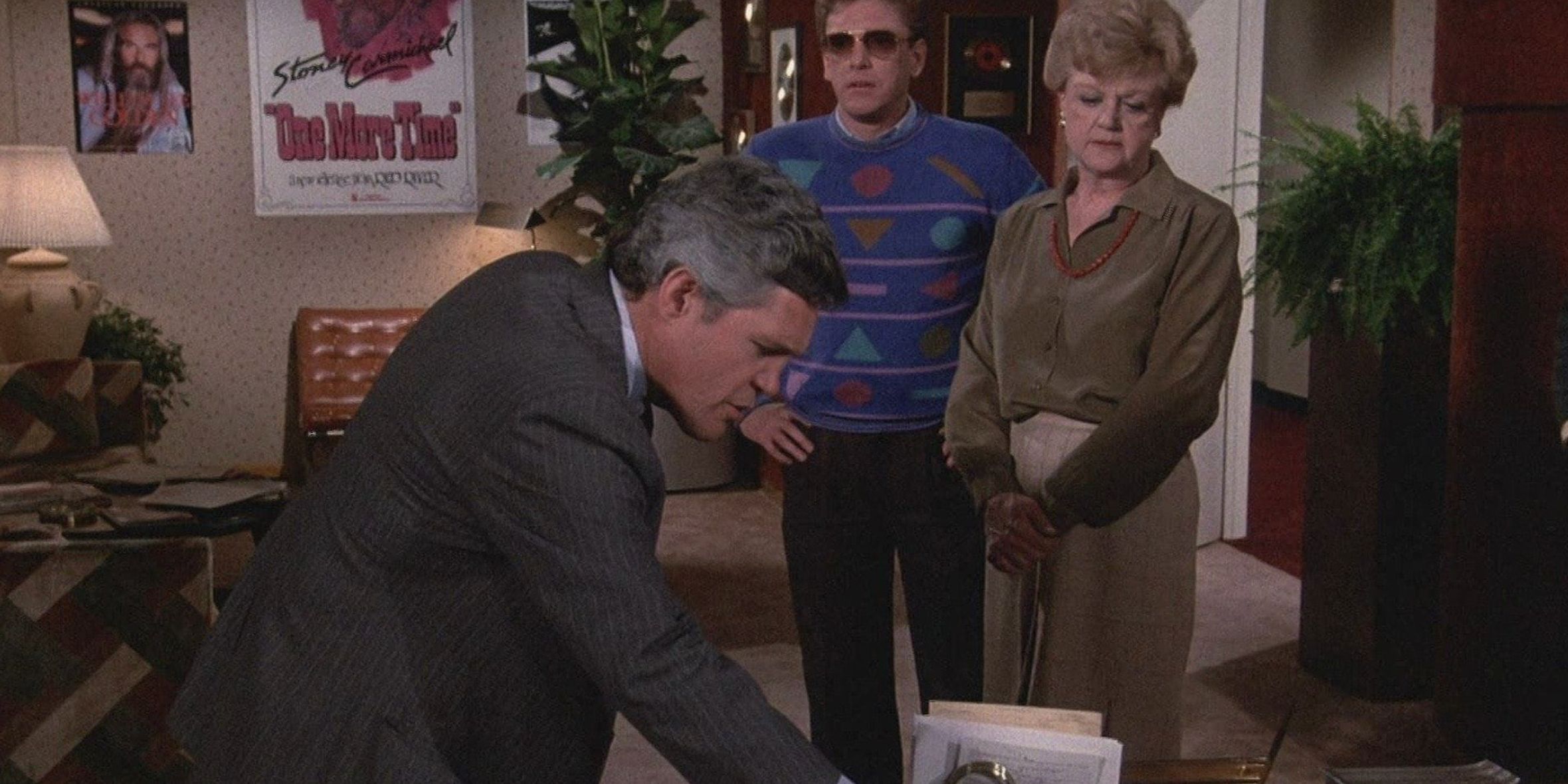 Jessica talking to a detective in the Murder, She Wrote episode "Murder, She Spoke"